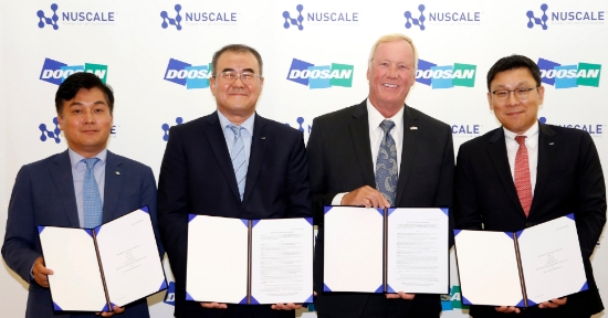 ▲ 장재성 IBK투자증권 M&A·PE본부장, 나기용 두산중공업 원자력BG장, 존 홉킨스 뉴스케일파워 CEO, 송용진 두산중공업 전략·혁신부문장(왼쪽부터)(사진=두산중공업)