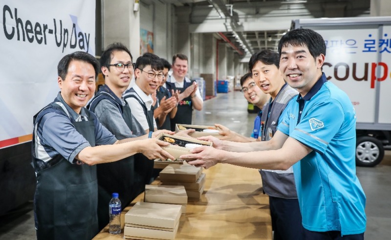 쿠팡 고명주 인사부문대표(왼쪽 첫번째부터 시계방향), 노사협의회 권용엽위원, 서동민위원 등 임직원들이 쿠팡맨들에게 격려의 말과 함께 식사를 건네고 있다. /사진제공=쿠팡