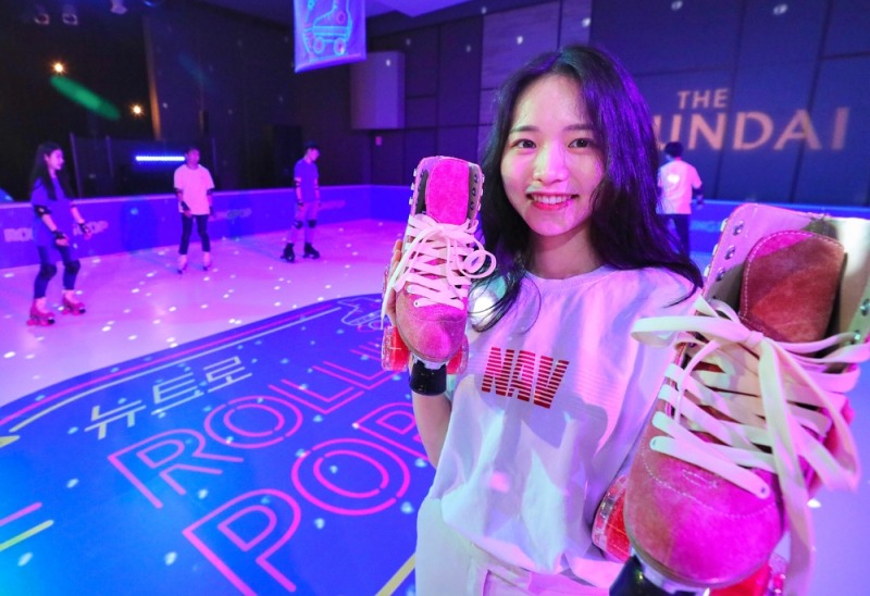 24일 오전 현대백화점 목동점 7층 토파즈홀에 마련된 '뉴트로 롤링팝' 롤러장에서 직원이 행사를 소개하고 있다. /사진제공=현대백화점