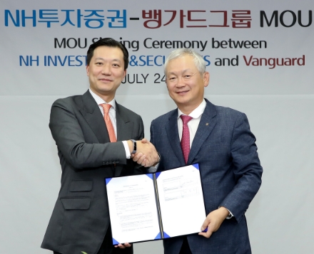 ▲찰스 린 뱅가드 아시아 대표(왼쪽)와 정영채 NH투자증권 사장이 24일 서울 여의도 NH투자증권 본사에서 열린 업무협약(MOU)식에서 기념촬영을 하고 있다./사진=NH투자증권