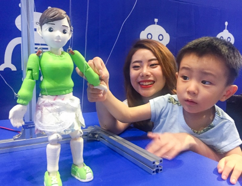 25일 오전 현대백화점 판교점 10층 토파즈홀에 마련된 ‘판교 로봇&플레이’에서 고객들이 전시된 다양한 로봇들을 구경하고 있다. /사진제공=현대백화점