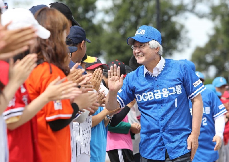 김태오 회장이 라오스에서 봉사활동을 하고 있다./사진=DGB금융지주