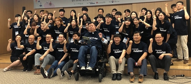 현대오토에버 배리어리프 앱 개발 콘테스트에서 관계자들이 기념촬영을 하고 있다. (사진=현대오토에버)