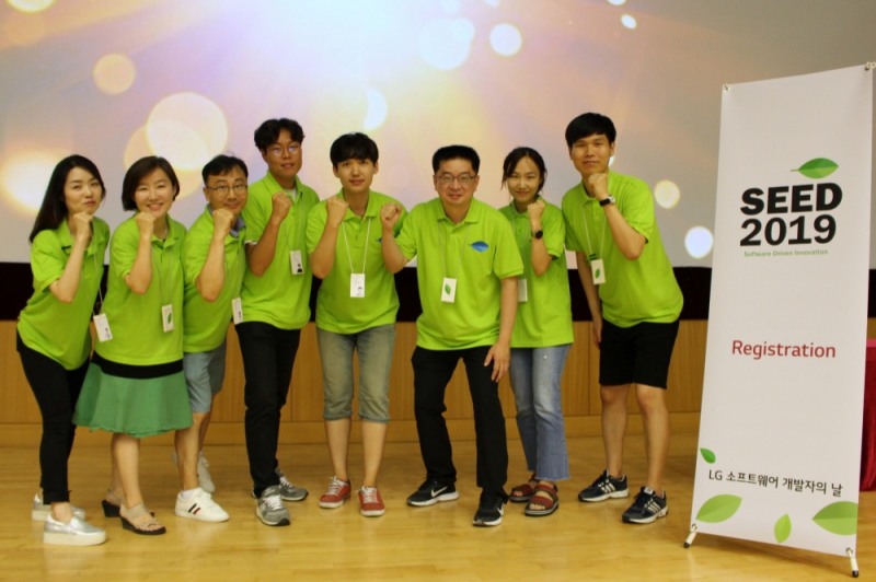 △엄위상 소프트웨어공학연구소장(상무, 오른쪽에서 세 번째)이 직원들과 함께 기념촬영을 하고 있다/사진=LG전자