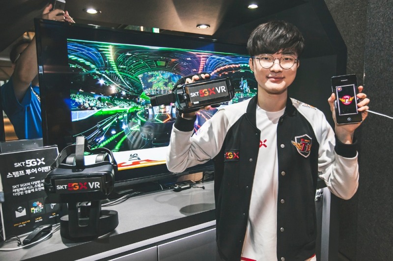 △SK텔레콤 T1 선수단의 ‘페이커’ 이상혁 선수가 서울 종로에 위치한 ‘LoL 파크’에서 ‘LCK VR현장 생중계’와 Jump AR 서비스를 소개하는 모습/사진=SK텔레콤
