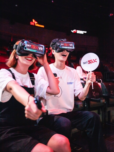 △SK텔레콤 모델들이 서울 종로에 위치한 LoL 파크의 LCK 아레나에서 LCK VR현장 생중계와 Jump AR 서비스를 체험하고 있다/사진=SK텔레콤
