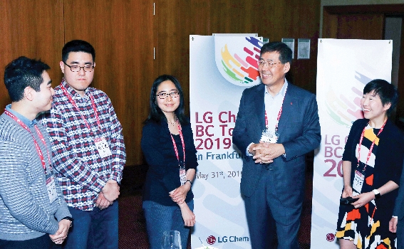 ▲ 신학철 부회장(맨 오른쪽)이 독일 프랑크푸르트에서 열린 글로벌 우수인재 채용행사 참석자들과 이야기하고 있다. 사진 = LG화학