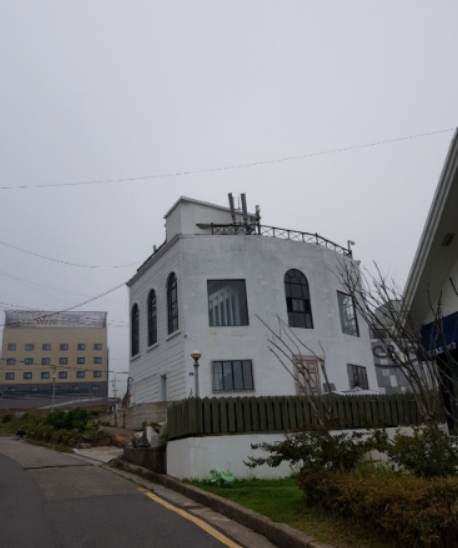△울산 일산해수욕장 5G 기지국이 설치된 카페 건물 외관/사진=오승혁 기자
