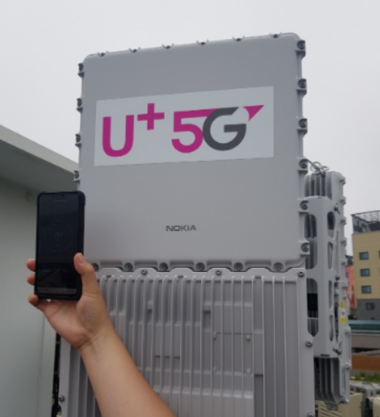 △울산 일산해수욕장 카페 건물 옥상에 설치된 5G 기지국 및 LG V50으로 측정한 5G 속도 707의 모습/사진=오승혁 기자 