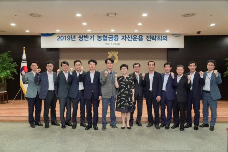 (왼쪽에서 다섯번째부터) 이익행 NH농협손해보험 경영기획부문 부문장(부사장), 손병환 NH농협금융지주 사업전략부문 부문장(상무), 7번째 장미경 NH농협은행 자금운용부문 부문장(부행장)이 전략회의 후 기념촬영을 하고 있다./사진=NH농협금융지주