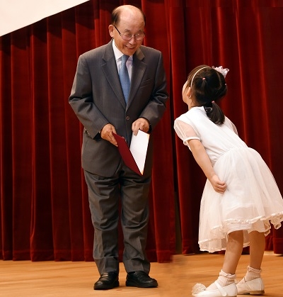 이문호 LG복지재단 대표가 어린이에게 기증서를 전달하고 있다. (사진=LG)