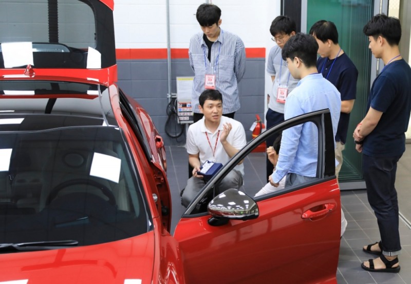 기아차 안쓸신차 행사에서 참가자들이 차량 자가정비에 대해 교육받고 있다. (사진=기아차)
