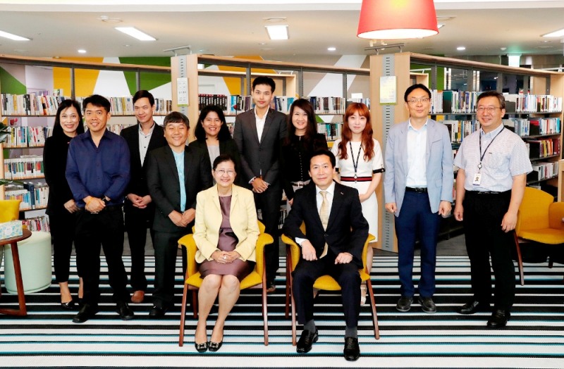 위몽칸 코수마(Wimonkan Kosumas) 태국 중소기업청 기획조정실 실장(앞줄 왼쪽), 조규대 기보 전무이사(앞줄 오른쪽)가 기념촬영을 하고 있다./사진=기술보증기금