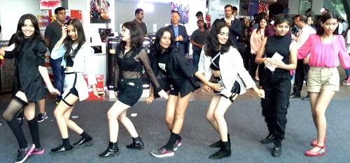 인도 뉴델리 타카토라 스타디움에서 개최된 'LG 케이팝 경영대회 2019'에서 관람객들이 대회장 내부에 마련한 'LG 엑스붐' 체험 부스에서 음악에 맞춰 춤을 추고 있다. (사진=LG전자)