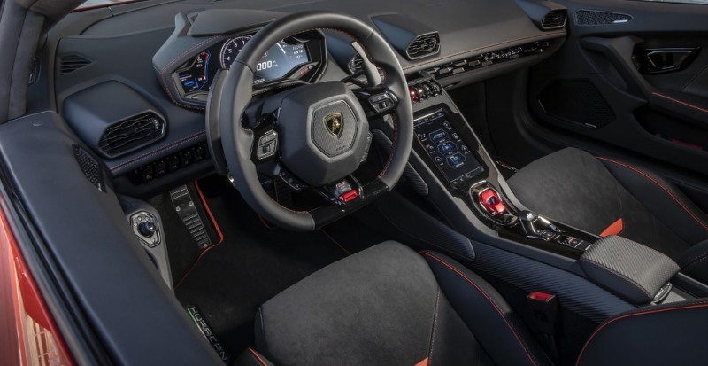 람보르기니 우라칸 에보 내부.