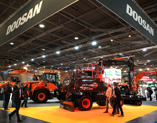 ▲ 두산인프라코어가 지난해 프랑스 파리에서 열린 국제 건설장비 전시회 ‘인터마트 2018’에서 최신 제품들을 선보이고 있다(사진=두산인프라코어)