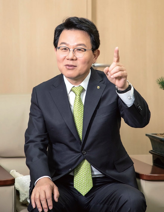 △김광수 NH농협금융지주 회장•1983년 행정고시 27회•2002년 12월 재정경제부(현 기획재정부) 국제조세과 과장•2004년 3월 재정경제부(현 기획재정부) 금융정책과 과장•2006년 9월 공적자금관리위원회 사무국장•2008년 3월 금융위원회 금융서비스국 국장•2011년 3월 금융정보분석원(FIU) 원장•2014년 8월 법무법인 율촌 고문•2018년 4월~현재 NH농협금융지주 회장