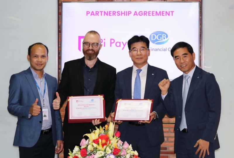 황병욱 DGB금융 부행장(왼쪽에서 세번째), 오성호 DGB금융 상무(왼쪽에서 네번째)가 파이페이 관계자들과 협약식 후 기념촬영을 하고 있다./사진=DGB금융