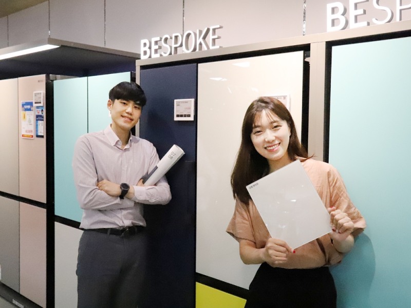 롯데하이마트 대치점에서 모델들이 행사 냉장고를 선보이고 있다. /사진제공=롯데하이마트