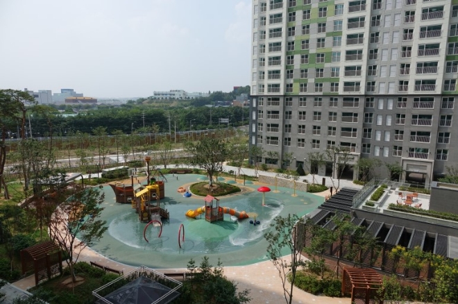 평택 지제역 동문굿모닝힐 맘시티 내 조성되는 '키즈물놀이터' 전경. /사진=동문건설