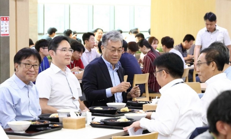 △이재용 부회장과 일행의 온양 사업장 구내식당 속 모습/사진=오승혁 기자(자료 편집)