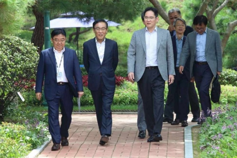 △온양 사업장을 도는 (맨 왼쪽부터) 백홍주 TSP총괄 부사장, 김기남 DS부문 대표이사 부회장, 이재용 부회장, 진교영 메모리사업부장 사장, 정은승 파운드리사업부장 사장, 강인엽 시스템LSI사업부장 사장의 모습/사진=오승혁 기자(삼성전자 자료 편집)