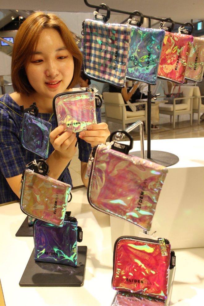 롯데백화점은 8일부터 영컨템포러리 자체 브랜드인 ‘엘리든 플레이’에서 ‘업사이클링’ 제품 판매를 시작한다. /사진=롯데쇼핑.