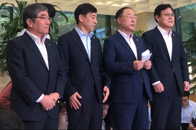 (왼쪽부터) 윤석헌 금융감독원장, 이주열 한국은행 총재, 홍남기 경제부총리 겸 기획재정부 장관, 최종구 금융위원장이 7일 오전 서울 명동 은행회관에서 열린 ‘긴급 거시경제금융회의’ 직후 기자들의 질의에 답하고 있다./사진=한국금융신문