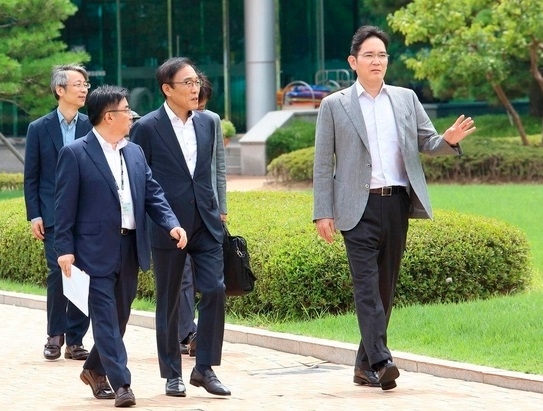 이재용 삼성전자 부회장(왼쪽 4번째)이 김기남 DS부문 부회장(왼쪽 3번째) 등 경영진과 충남 온양 사업장을 둘러보고 있다. (사진=삼성전자)