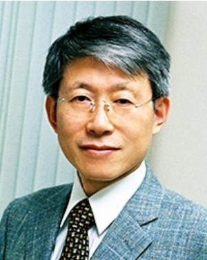 △최기영 과기부 장관 후보자의 모습/사진=오승혁 기자(서울대 홈페이지 자료 편집)