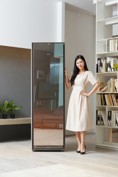 △삼성전자 모델이 용량이 업그레이드된 에어드레서 신제품을 홍보하고 있다/사진=삼성전자