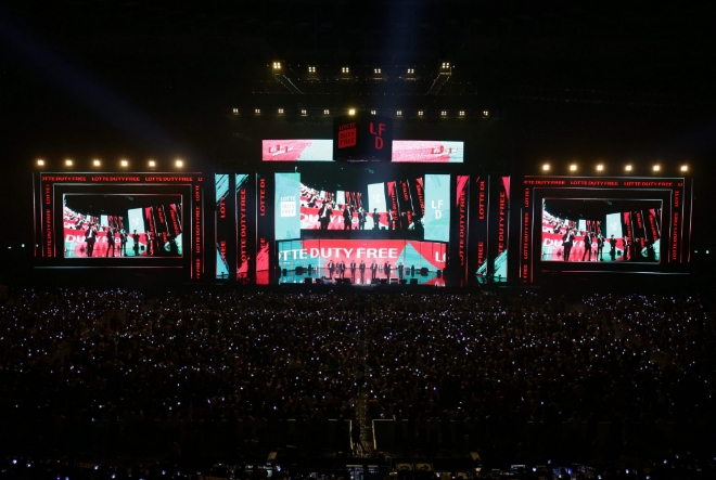 롯데면세점은 방탄소년단, 트와이스, 김건모, 다이나닉듀오 등 국내 최정상 아티스트가 출연한 ‘제 29회 롯데면세점 패밀리콘서트’를 성황리에 마무리했다. /사진=롯데면세점.
