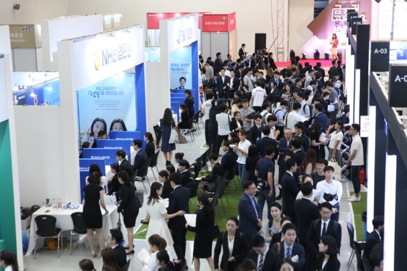 지난해 8월 서울 동대문디자인플라자(DDP)에서 열린 금융권 공동 채용박람회에서 참가자들 모습. / 사진 = 은행연합회