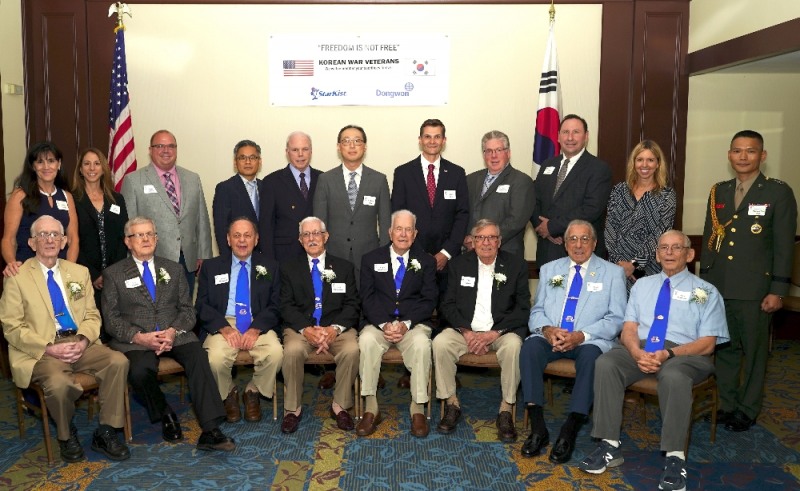 스타키스트 최용석 사장(윗줄 왼쪽에서 여섯번째)과 스타키스트 관계자. /사진제공=동원그룹