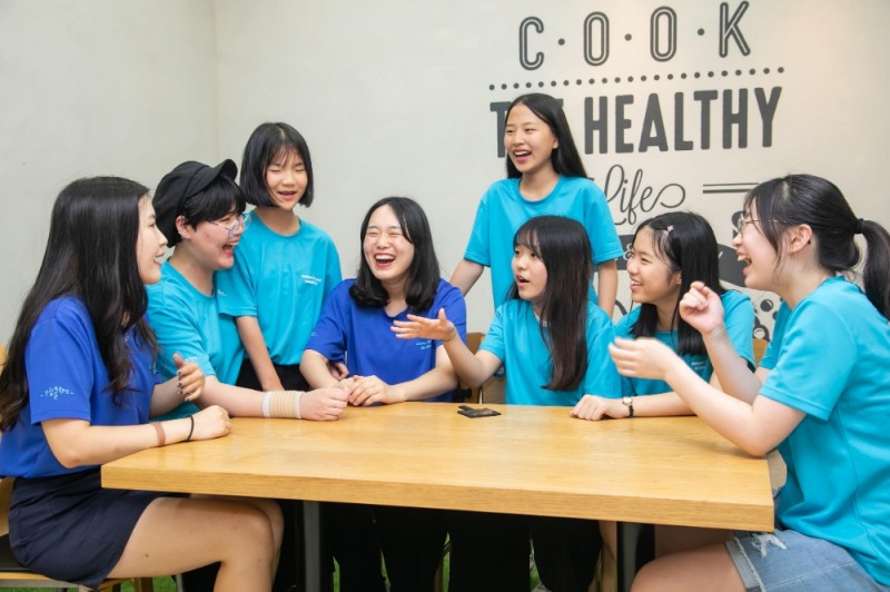 △지난 2일 인천광역시 송도에 위치한 연세대학교 국제캠퍼스에서 2019년 삼성드림클래스 여름캠프에 참가한 중학생들이 대학생 멘토와 대화를 나누고 있다/사진=삼성전자