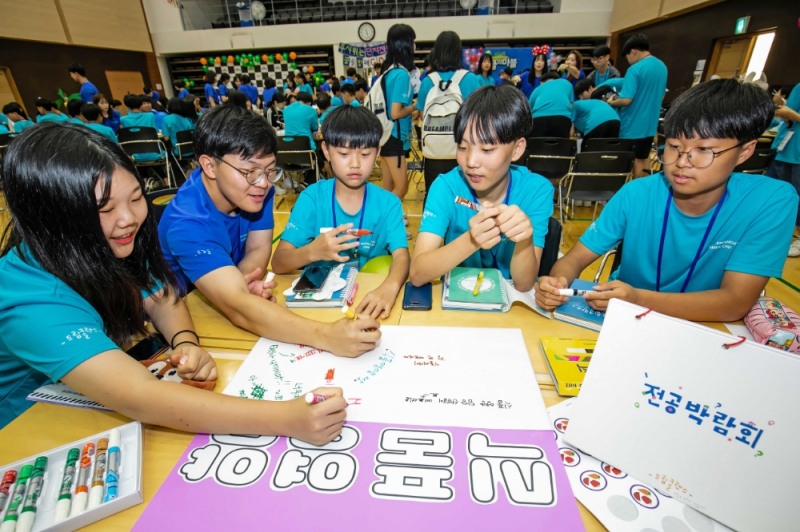 △지난 2일 인천광역시 송도에 위치한 연세대학교 국제캠퍼스에서 2019년 삼성드림클래스 여름캠프에 참가한 중학생들이 대학 전공 박람회에 참가해 본인이 희망하는 전공에 대해 듣고 있다/사진=삼성전자