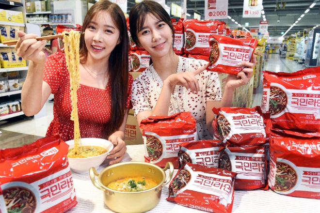 홈플러스는 삼양식품과 함께 기획한 ‘삼양 국민라면’이 6월 13일 출시 이후 2개월 만에 판매량 130만 봉을 돌파했다고 밝혔다. /사진=홈플러스.