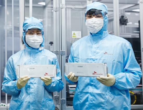 ▲ SK이노베이션 연구원이 전기차용 배터리 셀을 들어보이고 있다. /사진=SK이노베이션