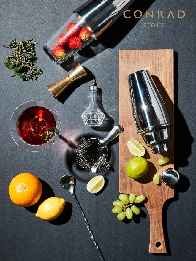 콘래드 서울의 도심 속 루프톱 바 ‘버티고(VVERTIGO)’에서 여유로운 토요일 오후를 색다르게 즐길 수 있도록 특별한 ‘칵테일 클래스’를 선보인다. /사진=콘래드 서울.