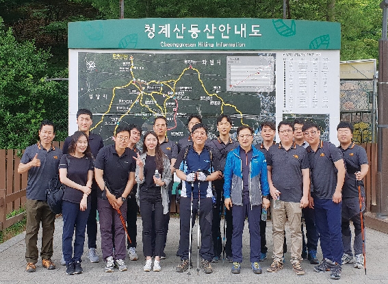 ▲ 박춘원 대표(중앙)는 전국의 직원들과 소통을 위해 매주 수요일 등산을 하고 있다.