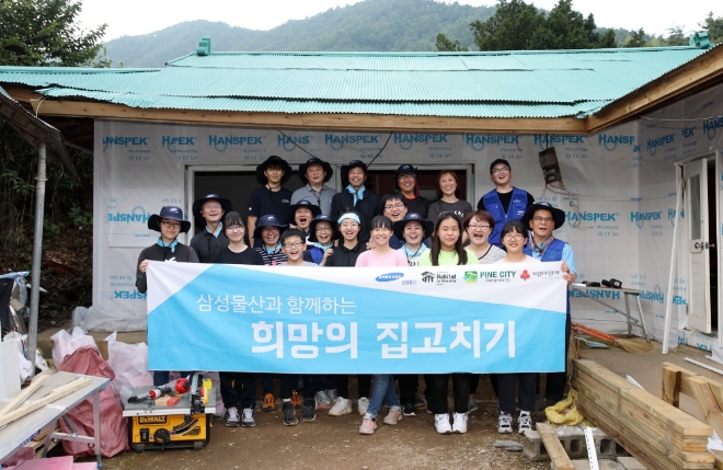 지난 6일부터 14일까지 강원도 강릉에서 삼성물산과 한국해비타트가 '희망의 집고치기' 봉사활동을 했다. /사진=삼성물산