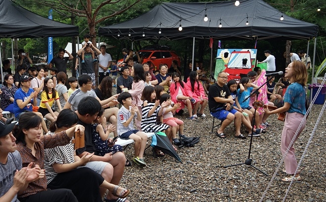 쌍용패밀리데이에서 버스킹 밴드 ‘어디든 프로젝트’가 공연하고 있다. (사진=쌍용차)