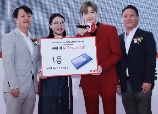 ▲ 박현진 KT 5G사업본부장 상무, 1등 당첨자 문혜영씨, 가수 강다니엘, 박훈종 삼성전자 IM영업2그룹장 상무(왼쪽부터)가 기념촬영하고 있다. /사진=KT