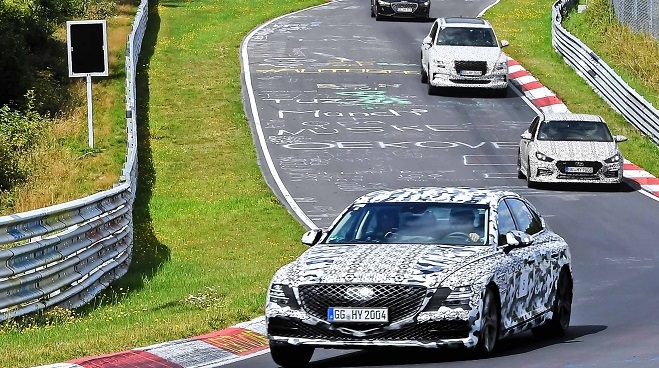 (앞에서부터)G80, i30N라인, GV80으로 추정되는 차량이 독일 뉘르부르크링 트랙에서 테스트 주행을 하고 있다. (사진=현대차)