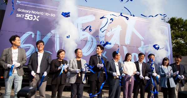 ▲ 유영상 SKT MNO사업부장(가운데) 비롯한 관계자와 김연아, 홍종현 등 유명인이 참석한 가운데 ‘노트10 체험 트레일러 출정식’을 진행했다. /사진=SKT