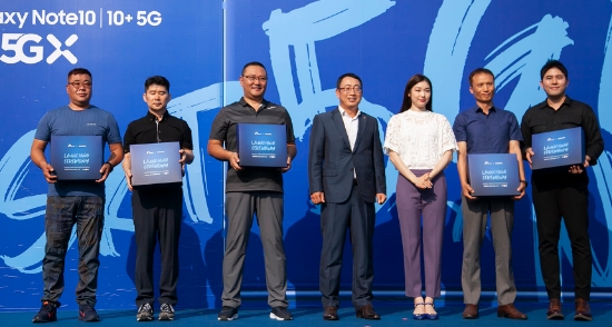 ▲ 유영상 SKT MNO사업부장(가운데)과 김연아(왼쪽에서 3번째)가 초청 고객과 함께 노트 어워즈 시상을 진행했다. /사진=SKT