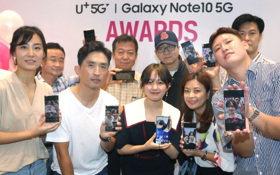 ▲ 배우 정지소와 LG유플러스 갤럭시 노트 어워즈 수상자들이 기념촬영하고 있다. /사진=LG유플러스