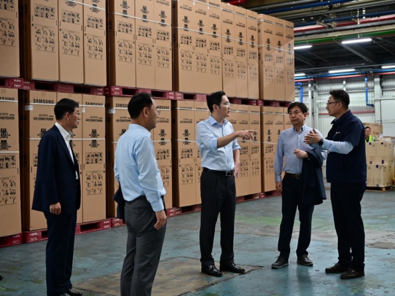 (오른쪽 두번째부터) 김현석 삼성전자 CE부문장 사장, 이재용 부회장, 노희찬 경영지원실장 사장, 박병대 한국총괄 부사장.