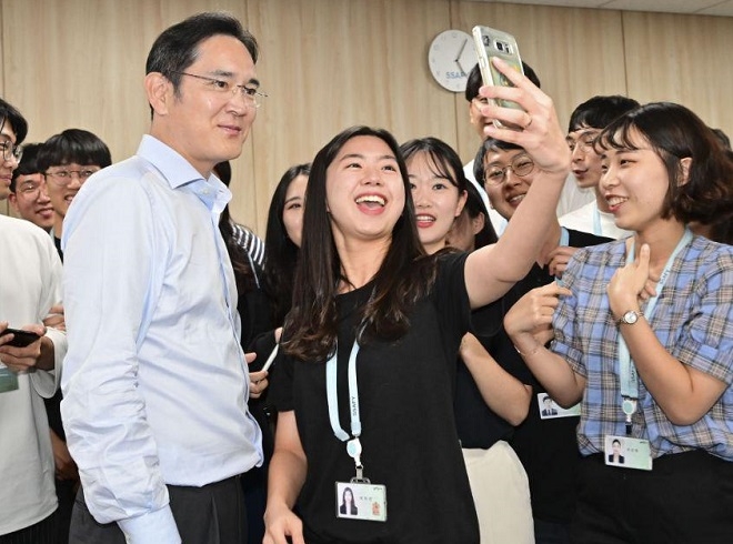이재용 삼성전자 부회장이 20일 삼성 청년 소프트웨어 아카데미(SSAFY) 광주 교육센터를 방문해 소프트웨어 교육을 참관하고 교육생들을 격려했다. (사진=삼성전자)