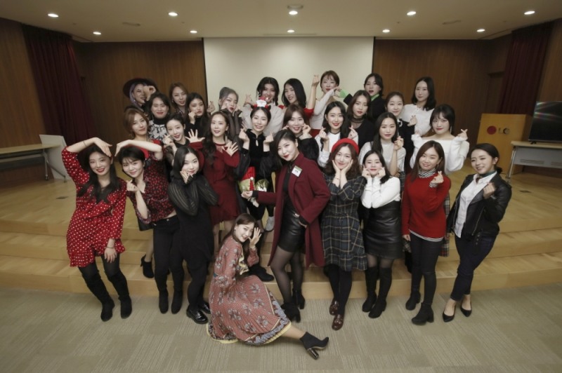 LG생활건강 내추럴 뷰티크리에이터 1기 참가자들이 지난해 12월 LG생활건강 본사에서 열린 교육 수료식에 참석해 새로운 출발을 다짐하고 있다. /사진제공=LG생활건강